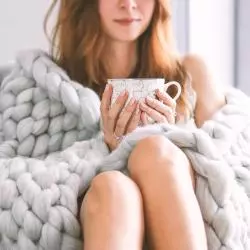 KOC Z WEŁNY MERYNOS 100 x 120 CM SZARY RĘCZNIE WYKONANY OZINHOME - Ozinhome