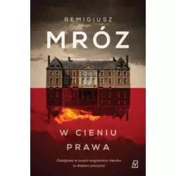 W CIENIU PRAWA Remigiusz Mróz - Czwarta Strona