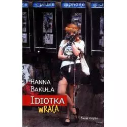 IDIOTKA WRACA - Świat Książki