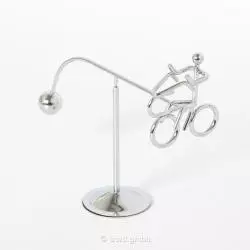 FIGURKA BALANSUJĄCA ROWERZYSTA SREBRNA